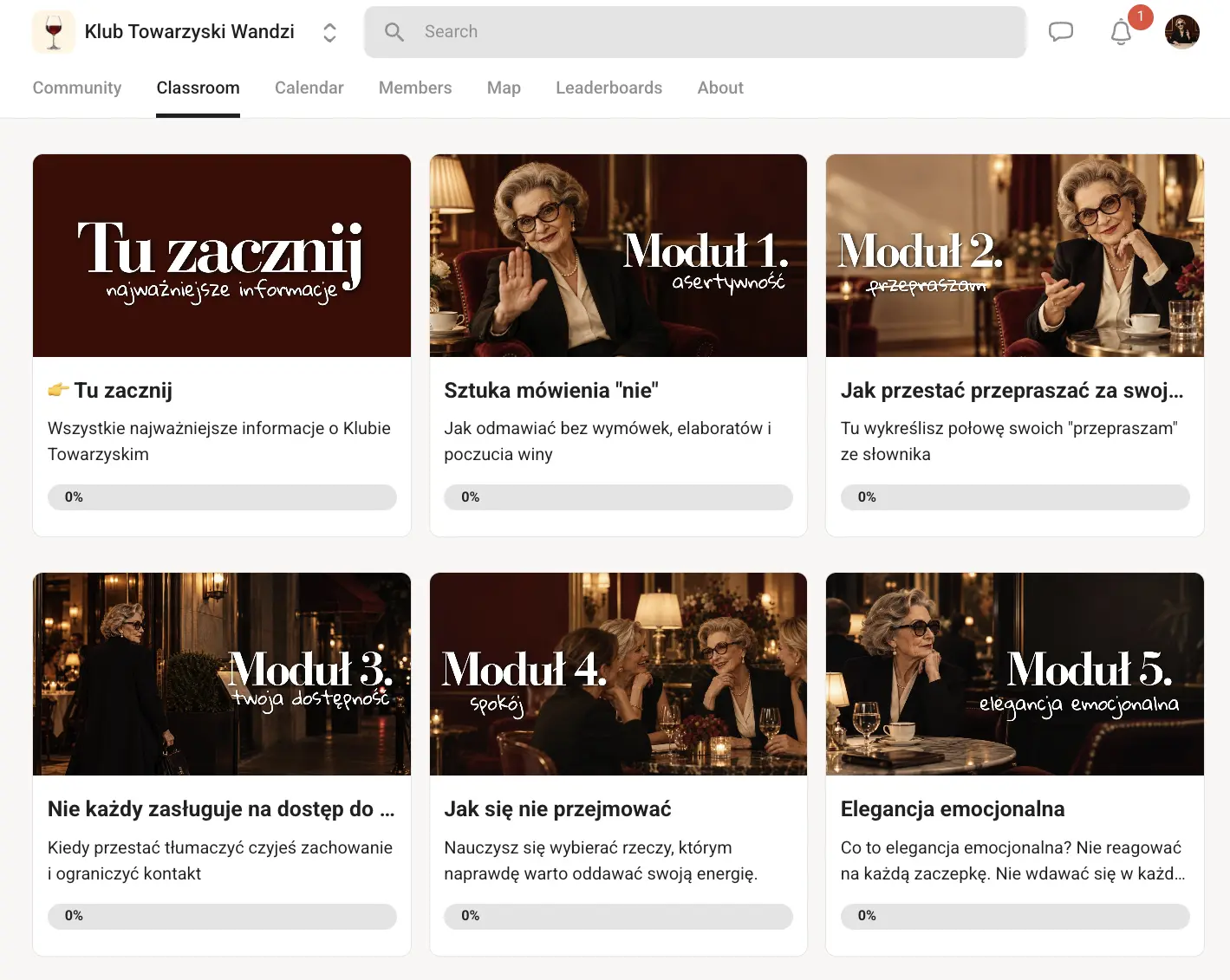 Ciocia Wandzia siedzi w bordowym fotelu i mówi do kamery podczas nagrywania posiedzenia